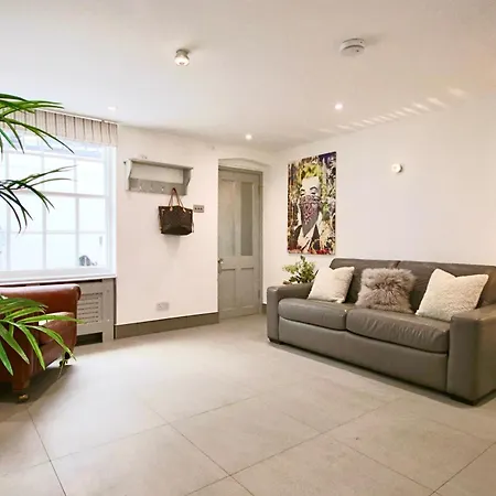 Victoria Belgravia Townhouse Apartment *