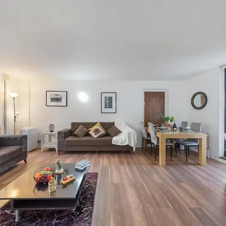 Luxurious In Mayfair Apartment London