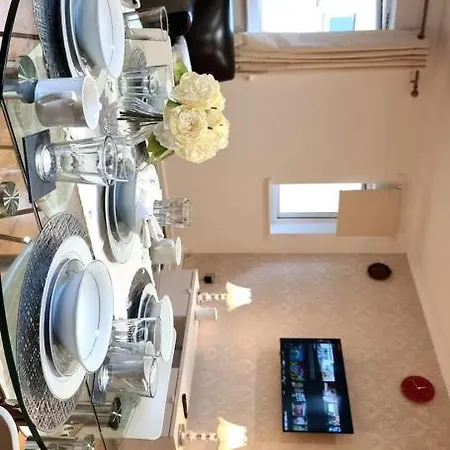 Specious Parkview Apartment, 4 Mins Walk To Underground Apartman