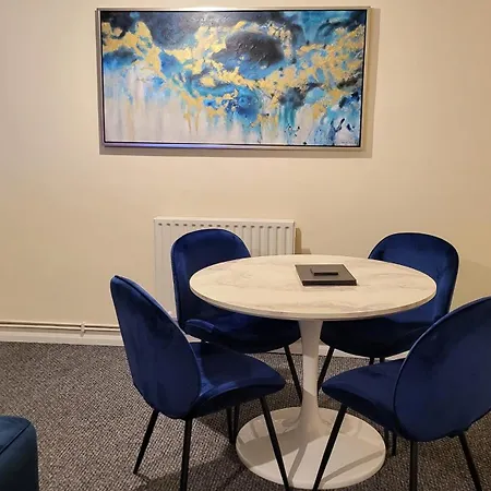 Garland Modern Spacious Flat, Apartment London