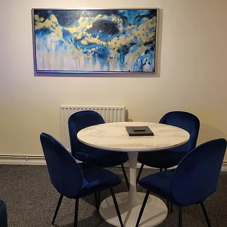 Garland Modern Spacious Flat, Apartment London