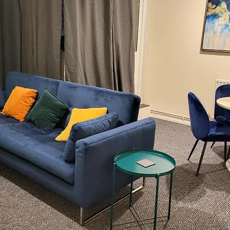 Garland Modern Spacious Flat, * London