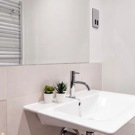 Soho & Fitzrovia With Balcony - Cityapartmentstay London