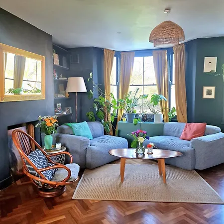 Homestay Charming Bedroom In Artist Studio London