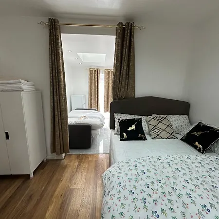 4th Flat With Private Own Bathroom A Luxury Family Setup And Furnished With Double Bed A Double Futon-sofa Bed A Single Futon Bed A Baby Cot And Garden And Free Parking Apartment London