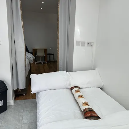 4th Flat With Private Own Bathroom A Luxury Family Setup And Furnished With Double Bed A Double Futon-sofa Bed A Single Futon Bed A Baby Cot And Garden And Free Parking Apartment