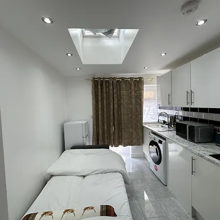 Apartment 4th Flat With Private Own Bathroom A Luxury Family Setup And Furnished With Double Bed A Double Futon-sofa Bed A Single Futon Bed A Baby Cot And Garden And Free Parking *
