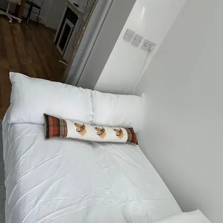 4th Flat With Private Own Bathroom A Luxury Family Setup And Furnished With Double Bed A Double Futon-sofa Bed A Single Futon Bed A Baby Cot And Garden And Free Parking *