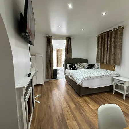 4th Flat With Private Own Bathroom A Luxury Family Setup And Furnished With Double Bed A Double Futon-sofa Bed A Single Futon Bed A Baby Cot And Garden And Free Parking Apartment *