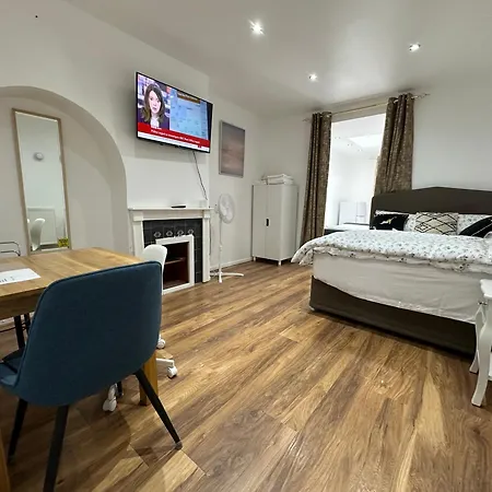 4th Flat With Private Own Bathroom A Luxury Family Setup And Furnished With Double Bed A Double Futon-sofa Bed A Single Futon Bed A Baby Cot And Garden And Free Parking Apartment London