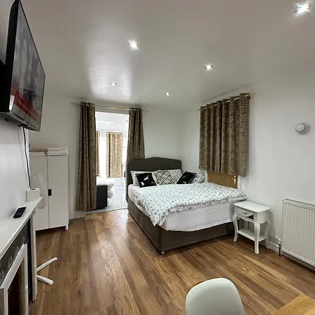 4th Flat With Private Own Bathroom A Luxury Family Setup And Furnished With Double Bed A Double Futon-sofa Bed A Single Futon Bed A Baby Cot And Garden And Free Parking London