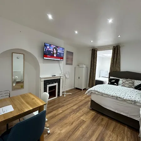 4th Flat With Private Own Bathroom A Luxury Family Setup And Furnished With Double Bed A Double Futon-sofa Bed A Single Futon Bed A Baby Cot And Garden And Free Parking Apartment