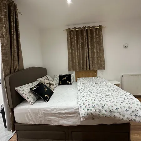 4th Flat With Private Own Bathroom A Luxury Family Setup And Furnished With Double Bed A Double Futon-sofa Bed A Single Futon Bed A Baby Cot And Garden And Free Parking