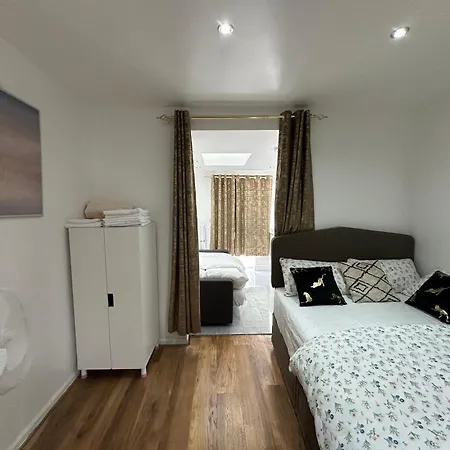 4th Flat With Private Own Bathroom A Luxury Family Setup And Furnished With Double Bed A Double Futon-sofa Bed A Single Futon Bed A Baby Cot And Garden And Free Parking Apartment *