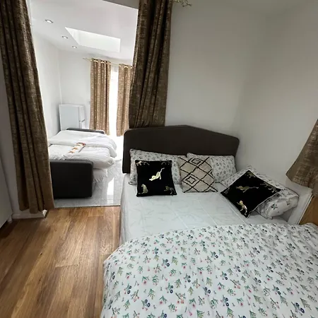 Apartment 4th Flat With Private Own Bathroom A Luxury Family Setup And Furnished With Double Bed A Double Futon-sofa Bed A Single Futon Bed A Baby Cot And Garden And Free Parking