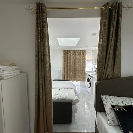 4th Flat With Private Own Bathroom A Luxury Family Setup And Furnished With Double Bed A Double Futon-sofa Bed A Single Futon Bed A Baby Cot And Garden And Free Parking Apartment London