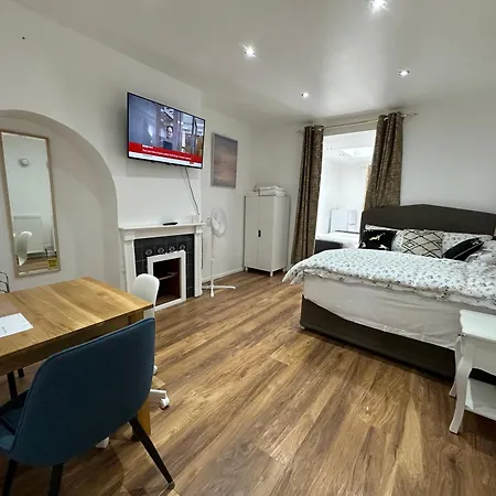 4th Flat With Private Own Bathroom A Luxury Family Setup And Furnished With Double Bed A Double Futon-sofa Bed A Single Futon Bed A Baby Cot And Garden And Free Parking