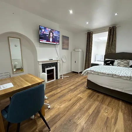 4th Flat With Private Own Bathroom A Luxury Family Setup And Furnished With Double Bed A Double Futon-sofa Bed A Single Futon Bed A Baby Cot And Garden And Free Parking *