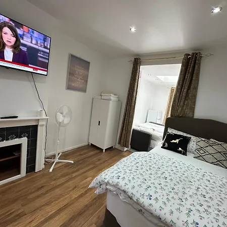 4th Flat With Private Own Bathroom A Luxury Family Setup And Furnished With Double Bed A Double Futon-sofa Bed A Single Futon Bed A Baby Cot And Garden And Free Parking *