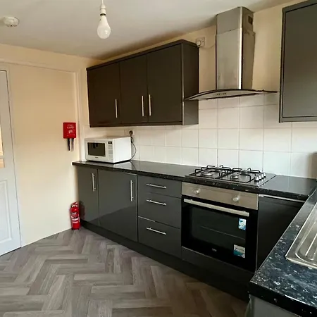 3 Bedroom * Sutton (Greater London)