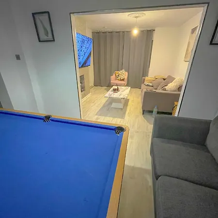 Spacious With Free Parking Holiday home *