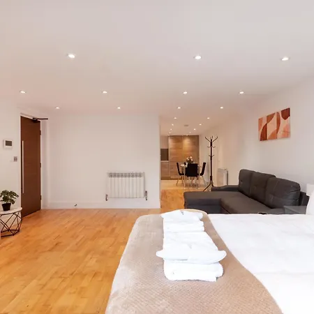 Charming Flat In Kingston Kt2, London * Kingston upon Thames (Greater London)
