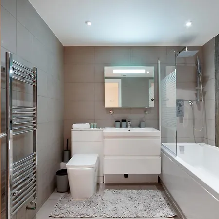 Apartment Charming Flat In Kingston Kt2, London *