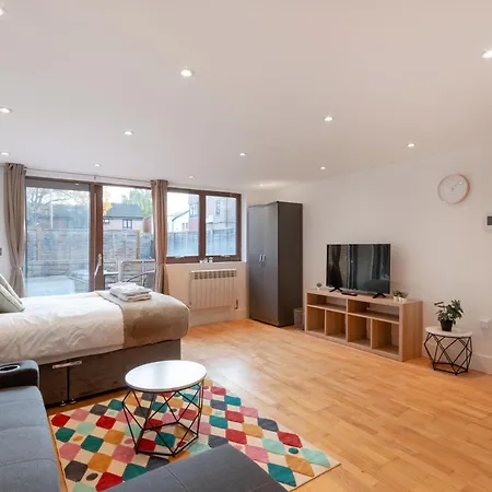 Charming Flat In Kingston Kt2, London