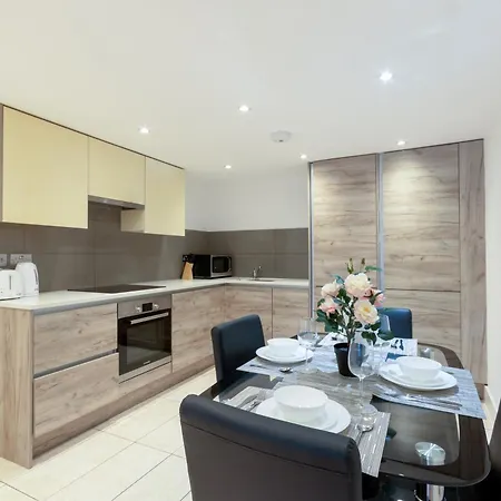 Charming Flat In Kingston Kt2, London
