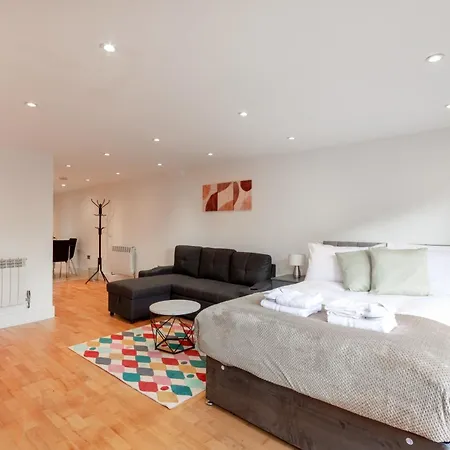 Apartment Charming Flat In Kingston Kt2, London