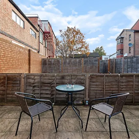 Charming Flat In Kingston Kt2, London Apartment
