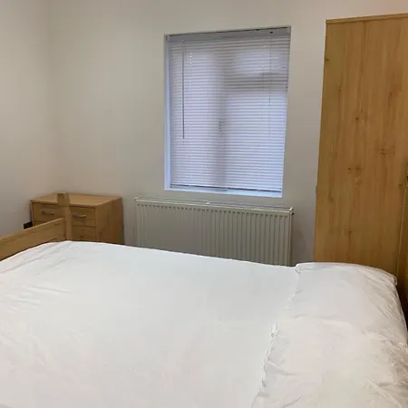 Private Room, Renovated With Large Size White Desk In Se9 6pg * London