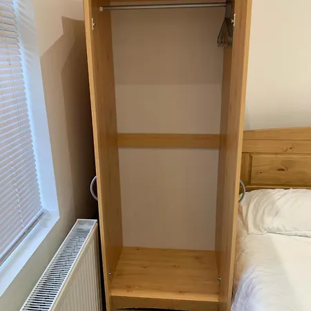 Homestay Private Room, Renovated With Large Size White Desk In Se9 6pg *