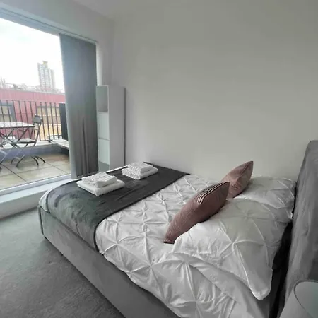 Private In With Balcony Homestay London