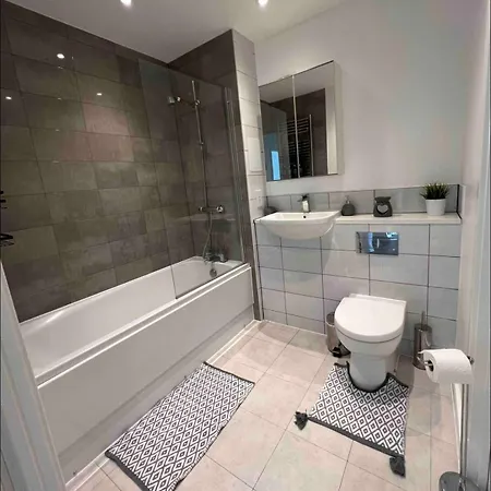 Private In With Balcony Homestay London