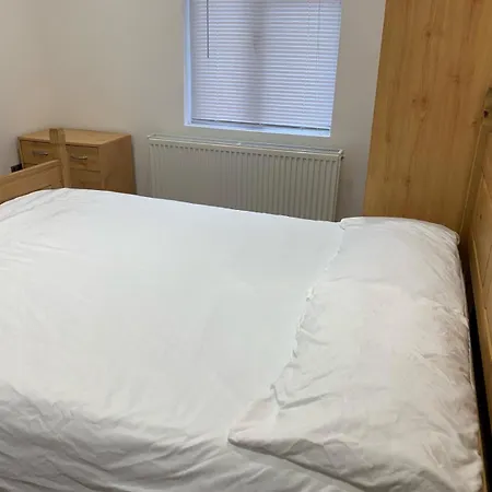 Private Room, Renovated With Large Size White Desk In Se9 6pg *