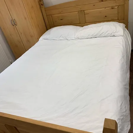 Private Room, Renovated With Large Size White Desk In Se9 6pg