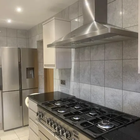 Private Room, Renovated With Large Size White Desk In Se9 6pg * London