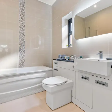 Cozy One-bedroom Retreat In Morden Sm4, London Apartment *