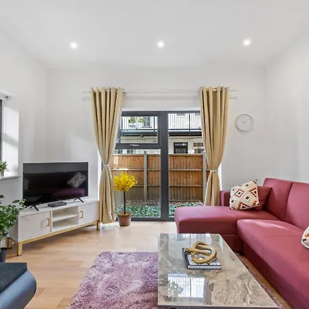 Apartment Cozy One-bedroom Retreat In Morden Sm4, London *
