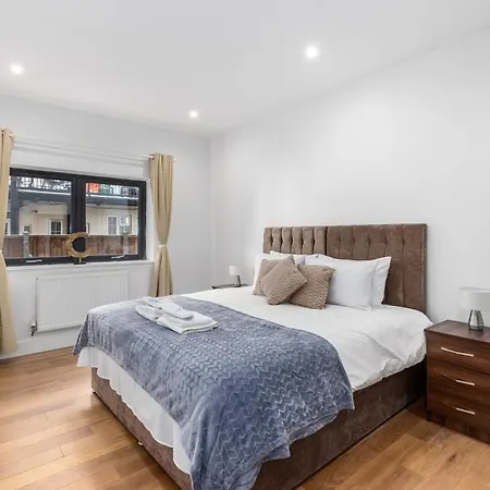 Cozy One-bedroom Retreat In Morden Sm4, London Apartment *