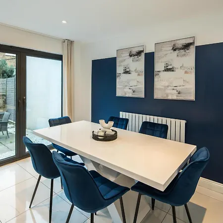 Charming 2-bed House In Holiday home *