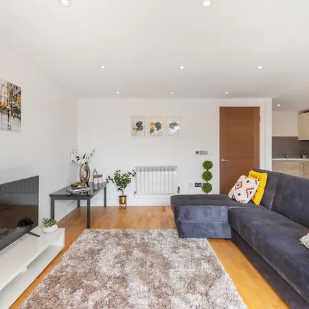 Modern Two Bedrooms Flat In Kingston Kt2, London *