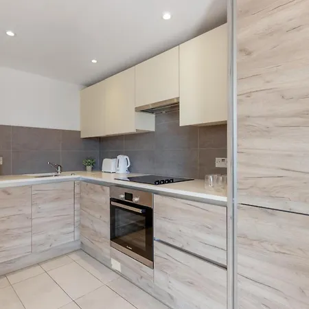 Apartment Modern Two Bedrooms Flat In Kingston Kt2, London *