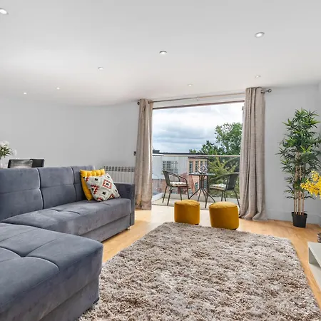 Modern Two Bedrooms Flat In Kingston Kt2, London Apartment