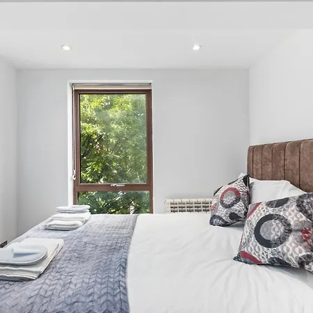 Apartment Modern Two Bedrooms Flat In Kingston Kt2, London *