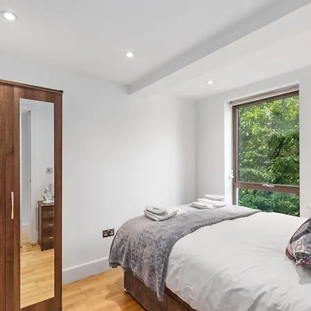 Modern Two Bedrooms Flat In Kingston Kt2, London Apartment *