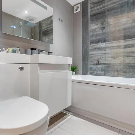Modern Two Bedrooms Flat In Kingston Kt2, London Apartment *