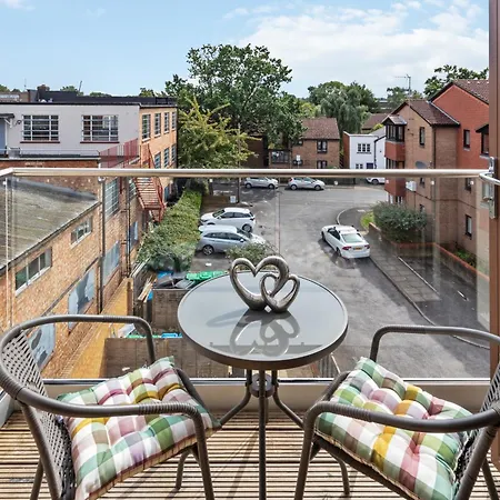 Modern Two Bedrooms Flat In Kingston Kt2, London Apartment Kingston upon Thames (Greater London)