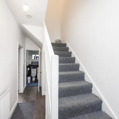 Heads On Bed - 3bedrooms House Walk To Station With Parking Holiday home *